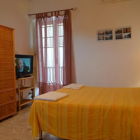 Vacanze Arcobaleno מלון דירות ליפארי